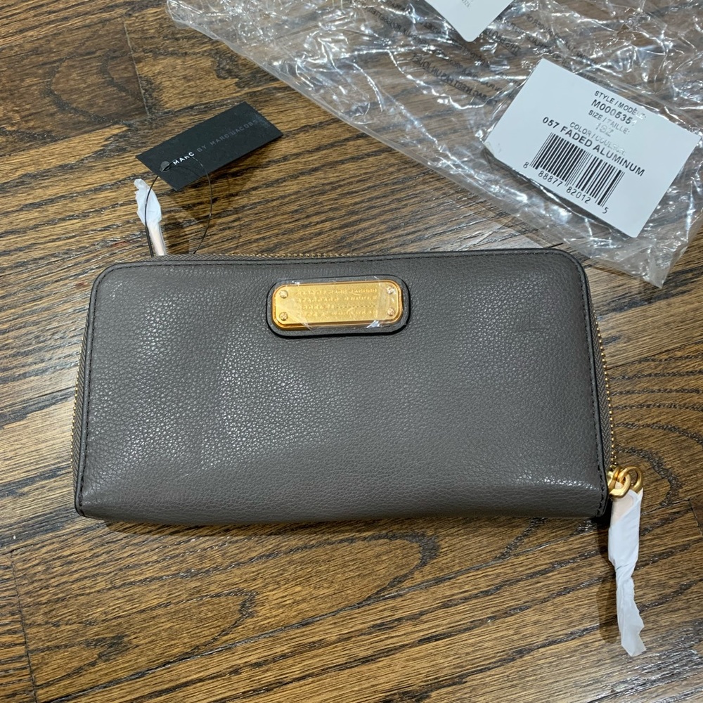 New Marc By Marc Jacobs Zip Around Long Leather Wallet Faded Aluminum